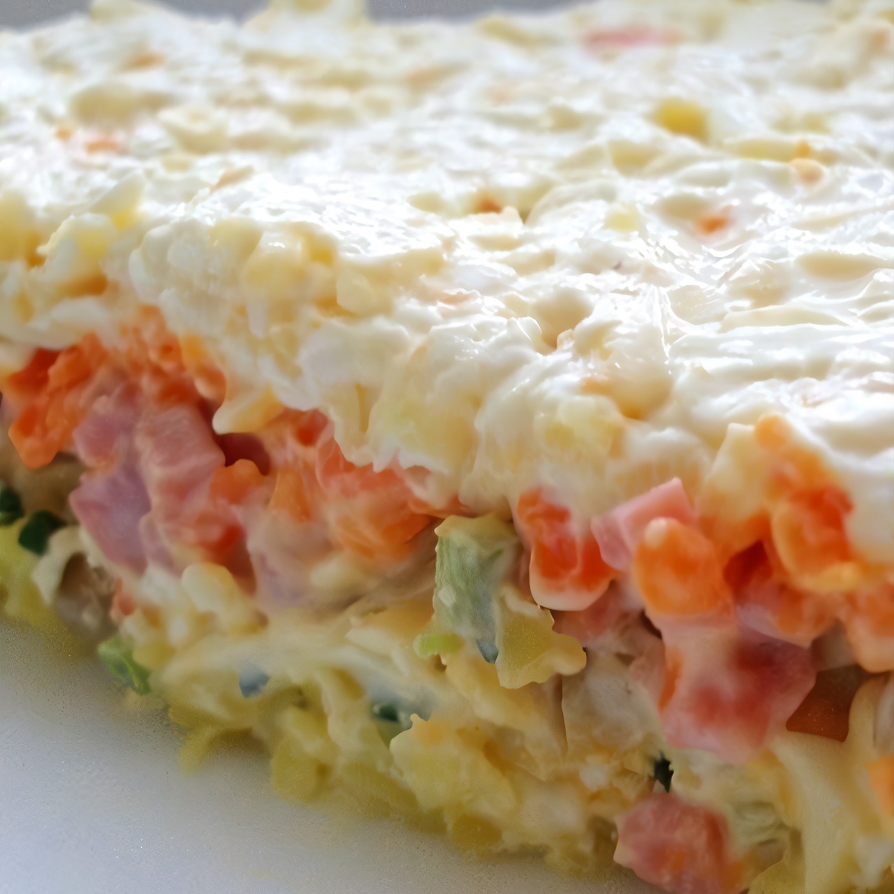 Слоеный салат с грибами, ветчиной и плавленым сыром