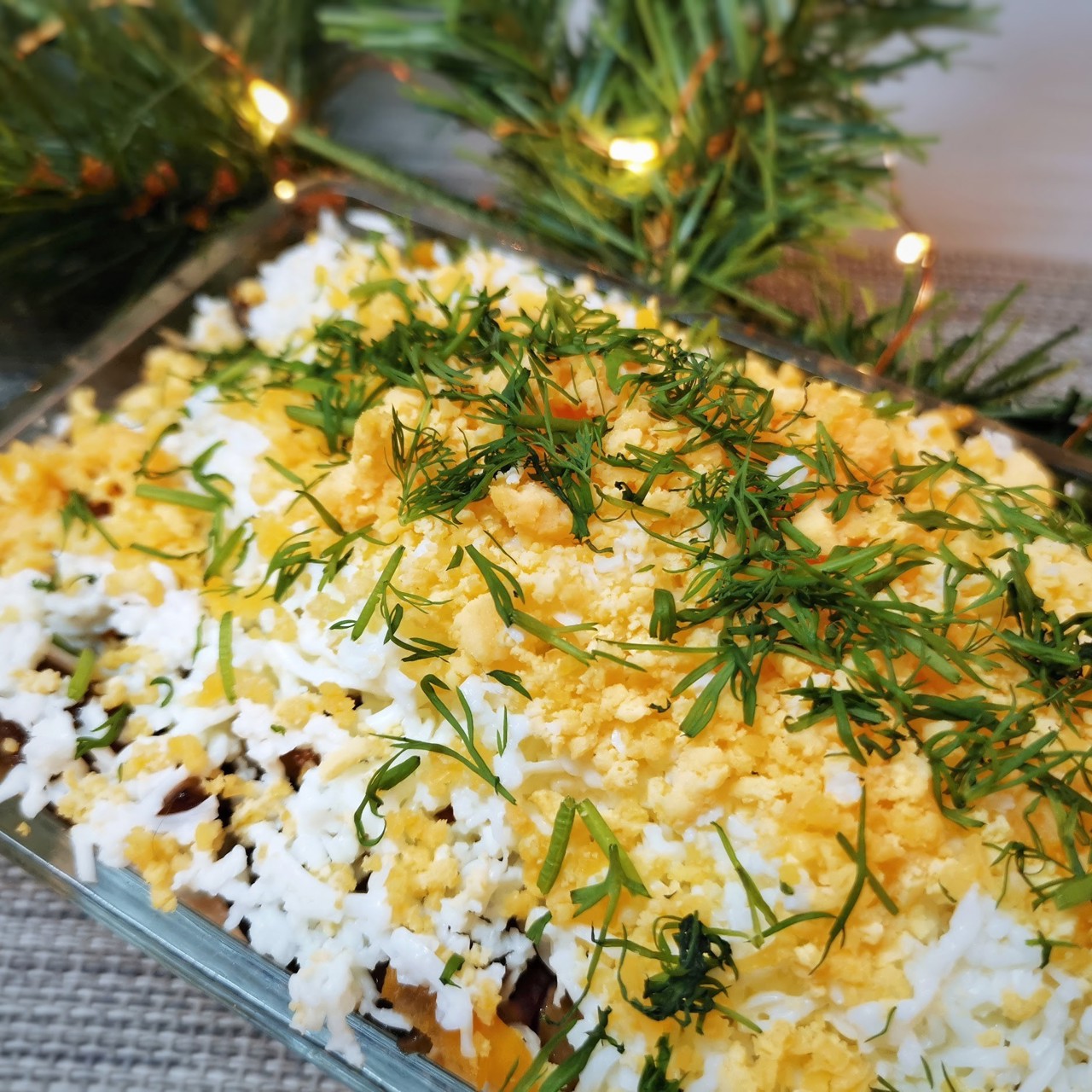 Слоеный салат с курицей и шампиньонами