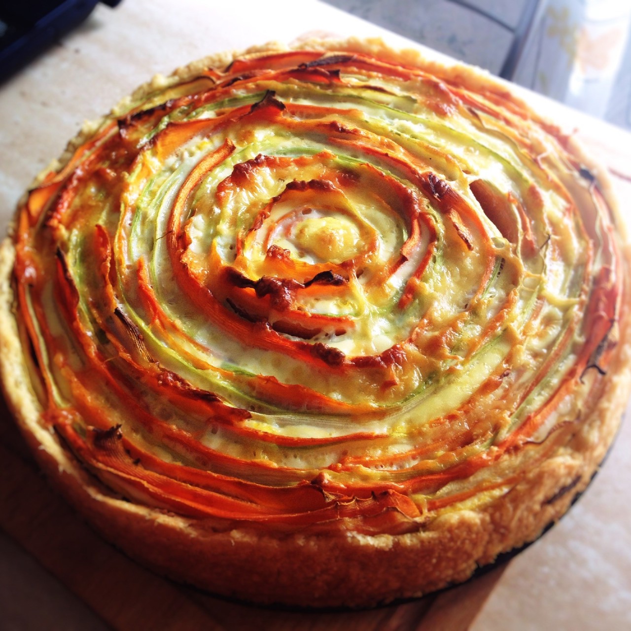 Слоеный тарт с морковью и цукини под сливочным соусом