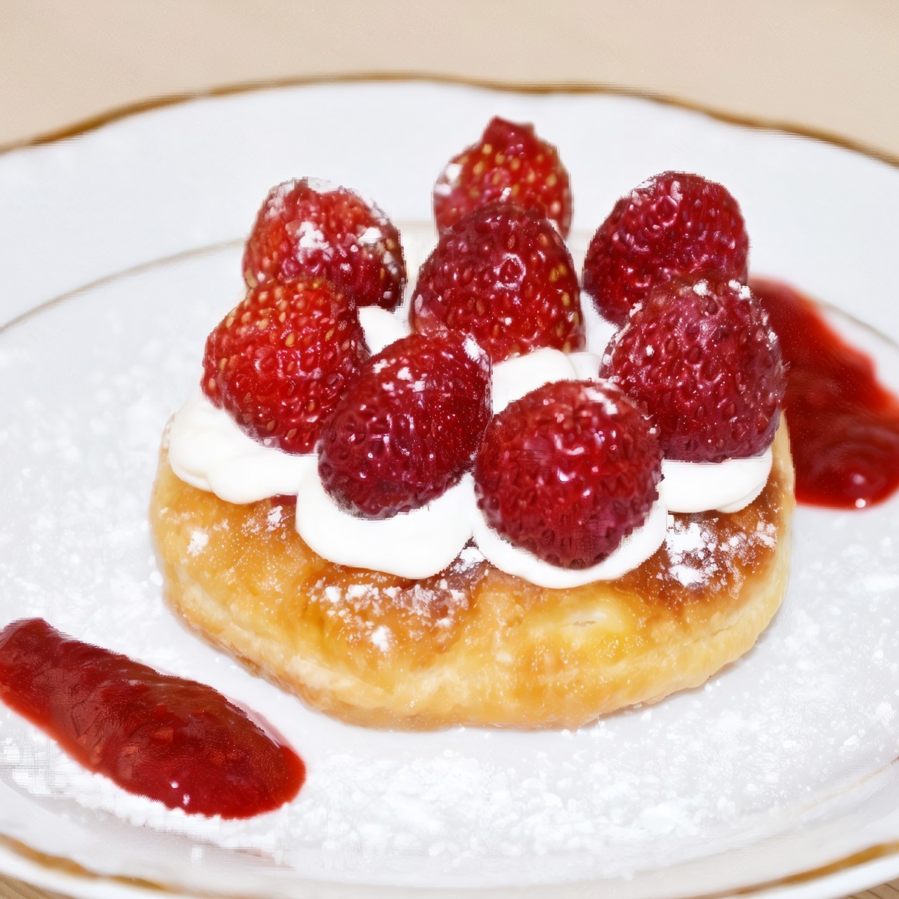 Слоенные пирожные с клубникой