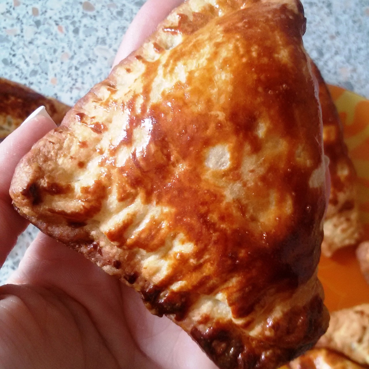 Слоеные пирожки с картофелем и курицей