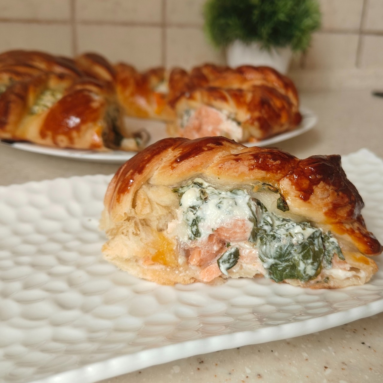 Слоеный пирог с семгой и шпинатом