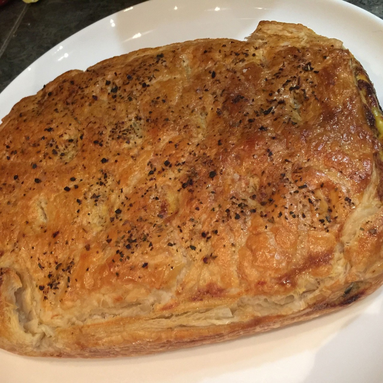 Слоеный пирог с сыром и зеленью