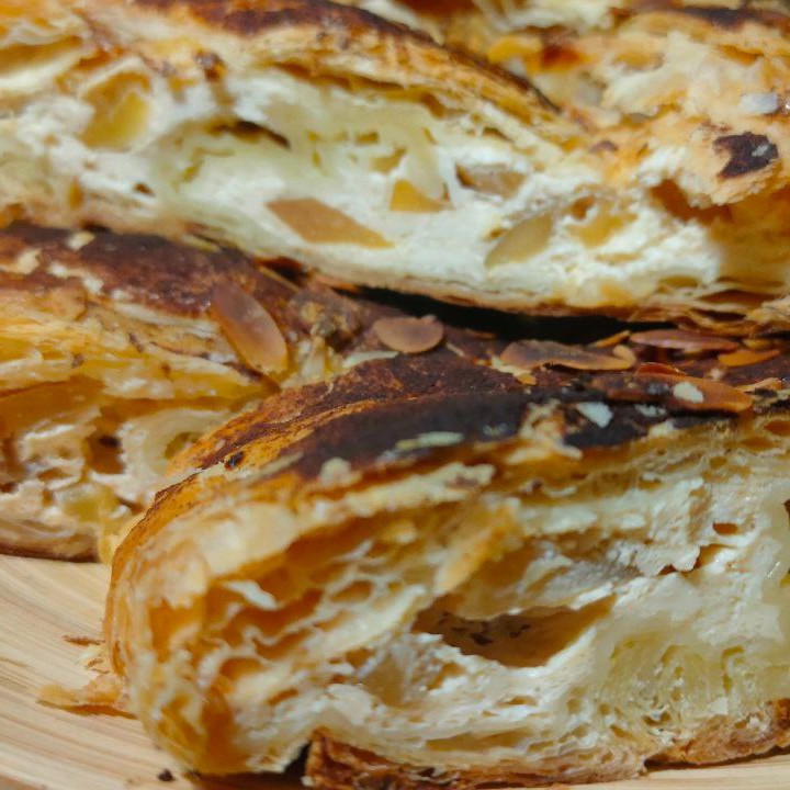 Рулет из слоеного теста с творогом и яблоками