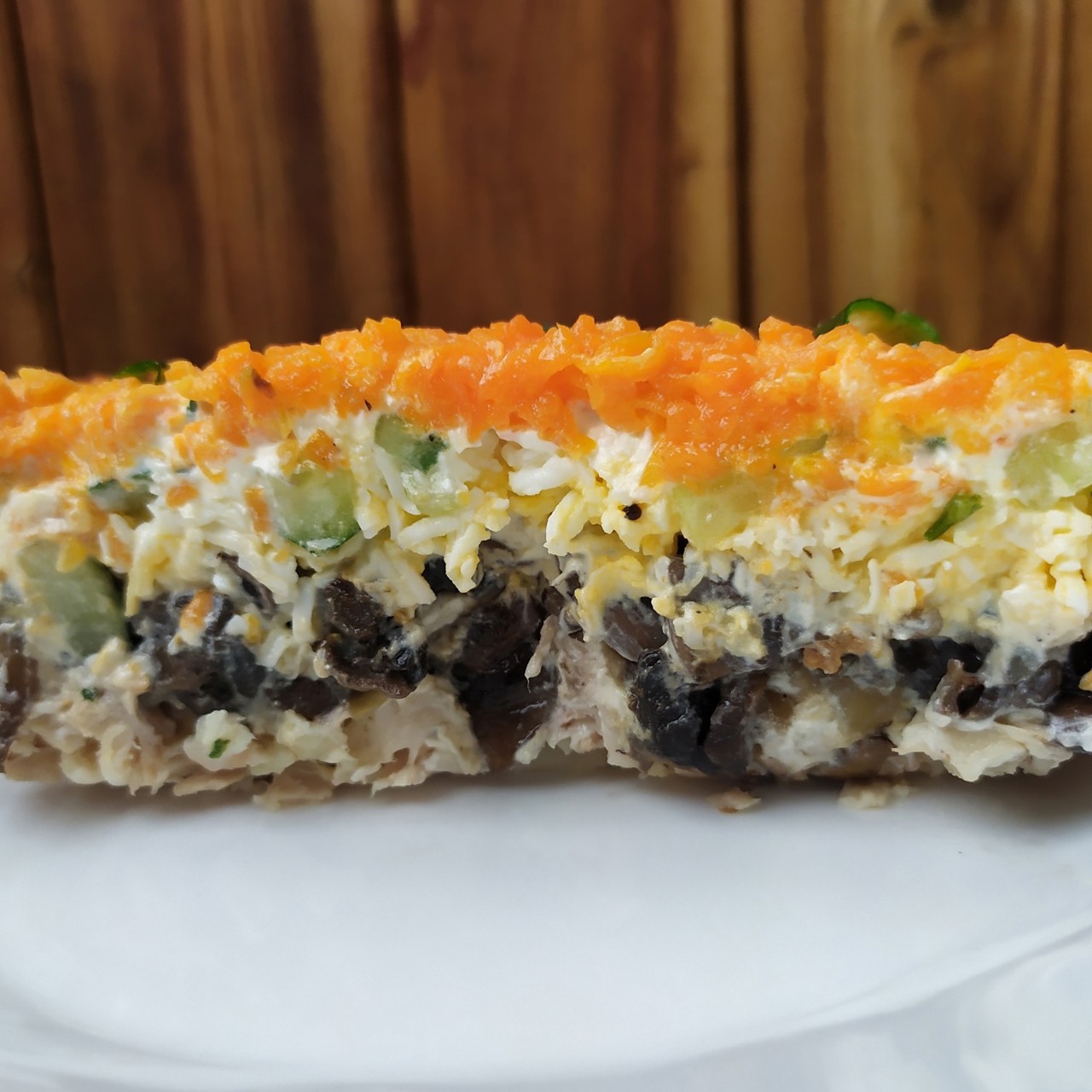 Слоеный салат с курицей и грибами