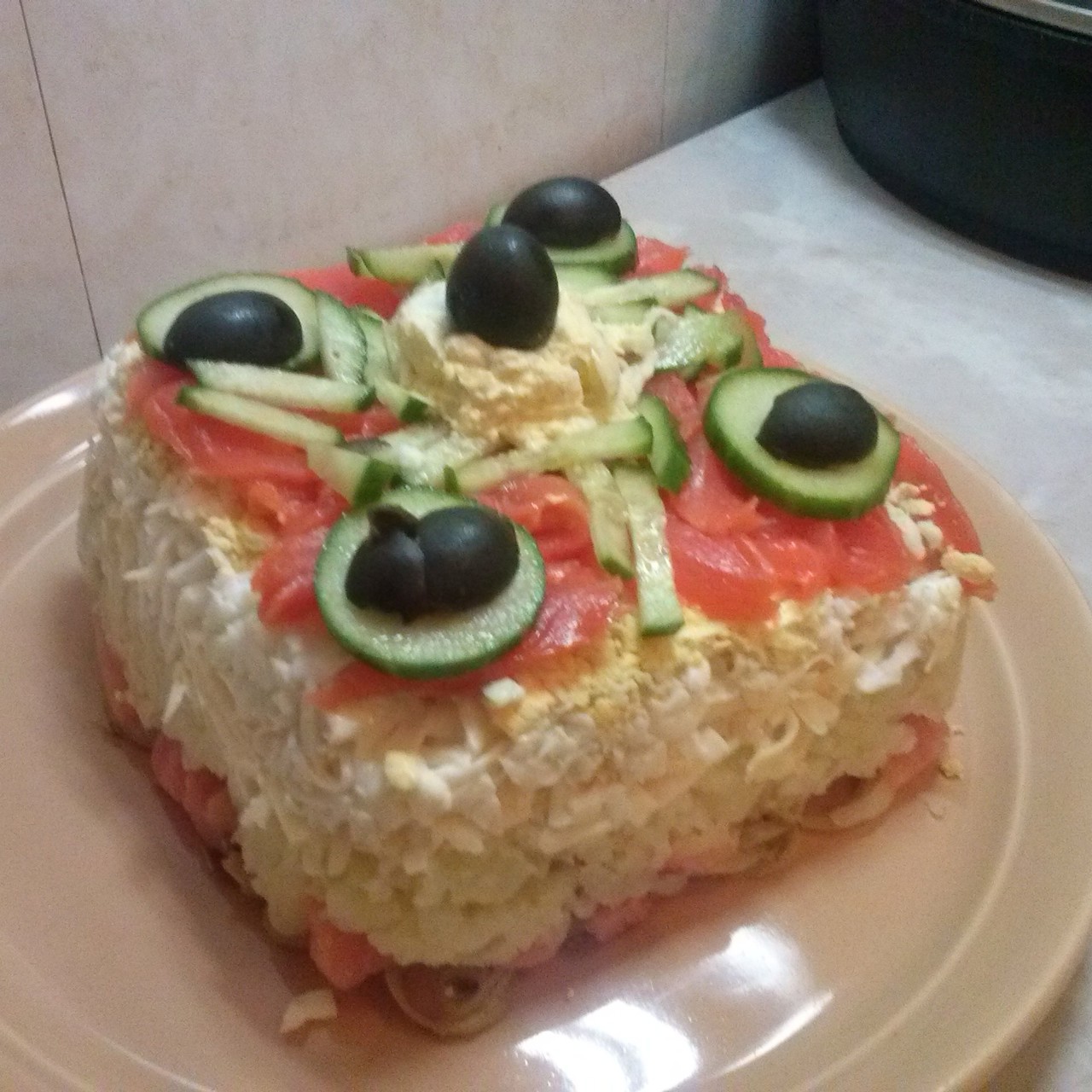 Слоеный салат с семгой, яйцами и картофелем под майонезом