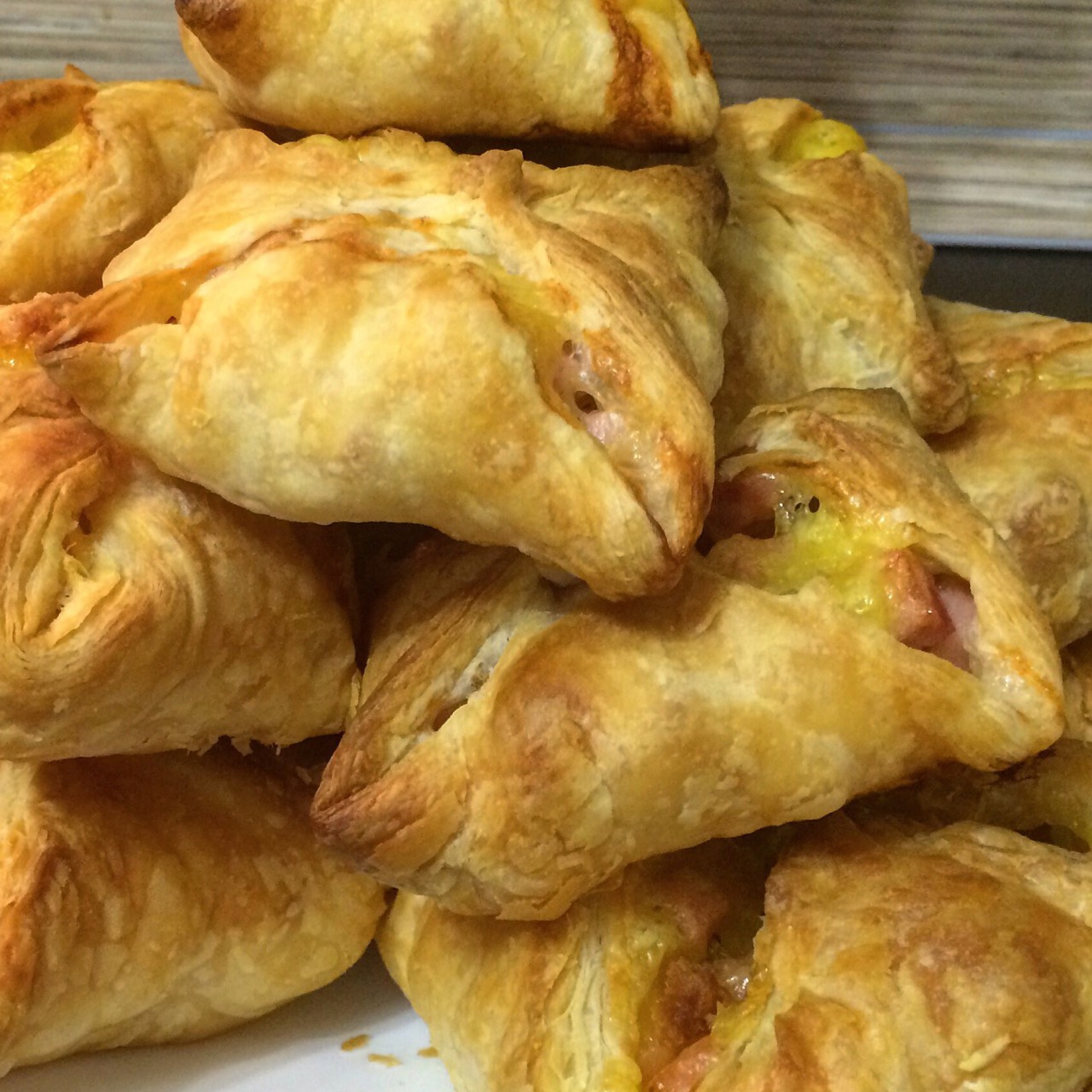 Слойка с ветчиной и сыром