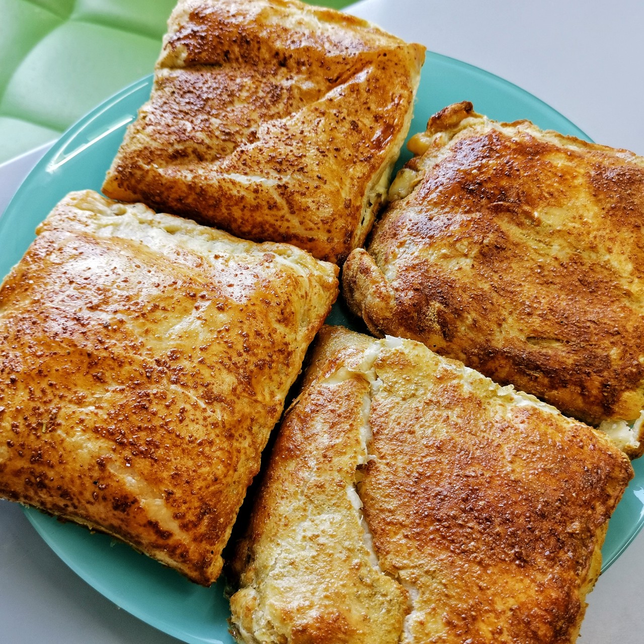 Слойки с ветчиной и двумя видами сыра