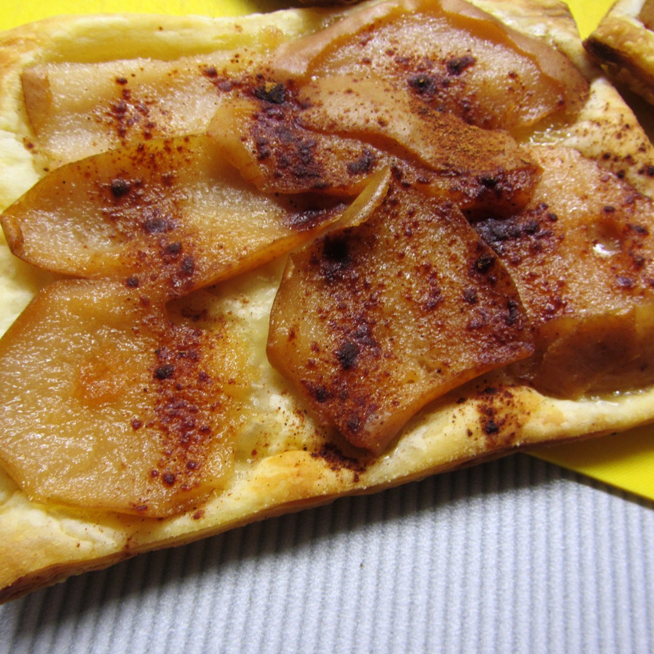 Слойка с консервированной грушей и заварным кремом