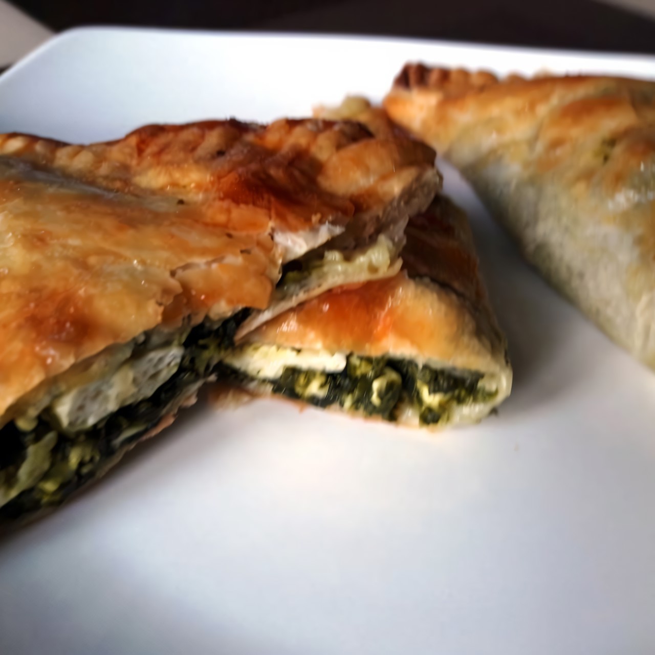 Слоёные треугольнички со шпинатом и брынзой