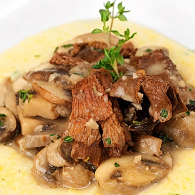 Смесь грибов на подушке из сливочной поленты