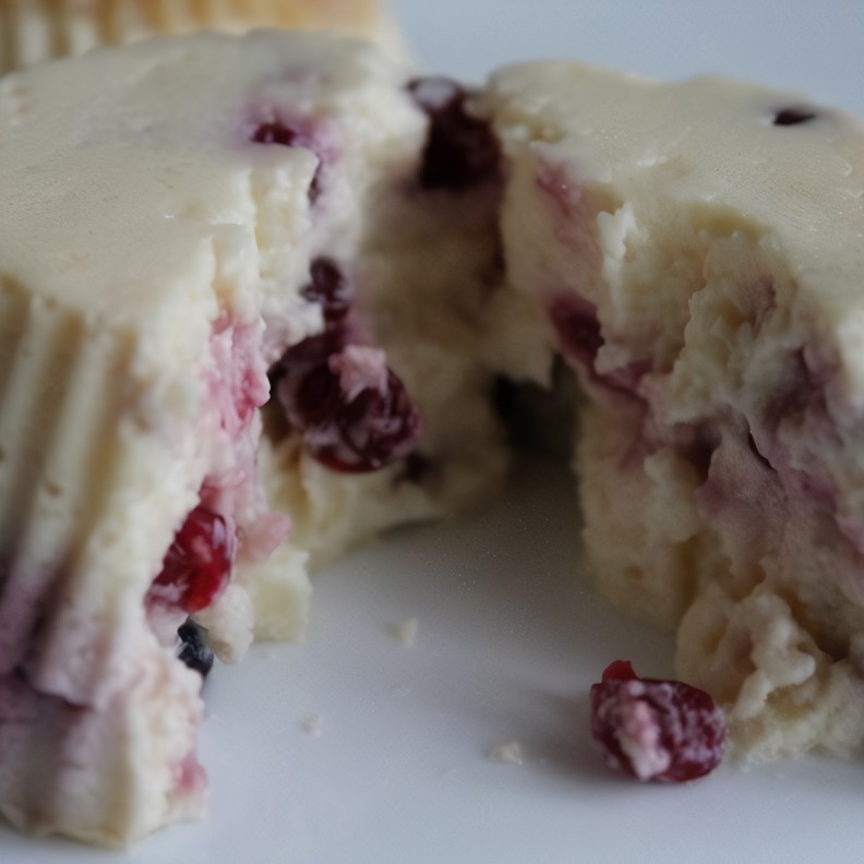 Сметанный чизкейк с брусникой на пару