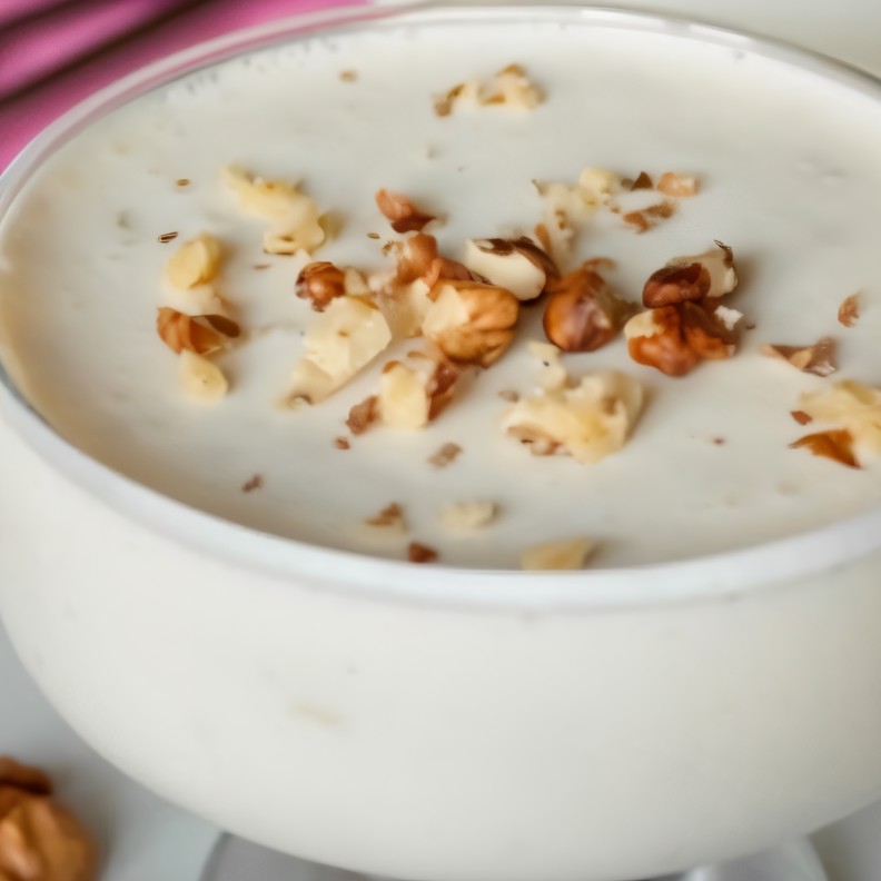 Сметанное желе с ягодами и орехами