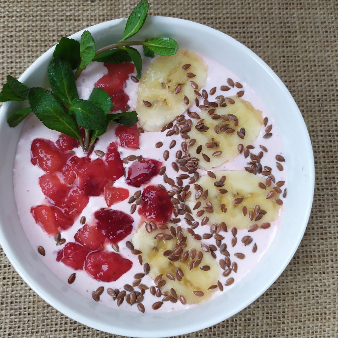 Смузи-боул с клубникой и бананом