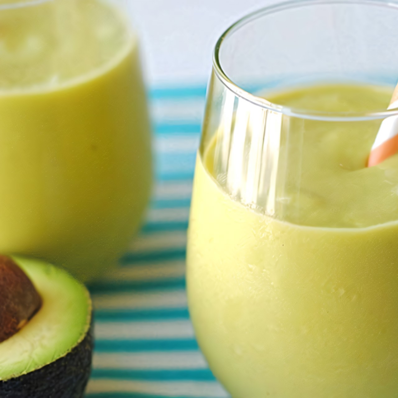 Смузи из авокадо, апельсина, банана и лимонного сока