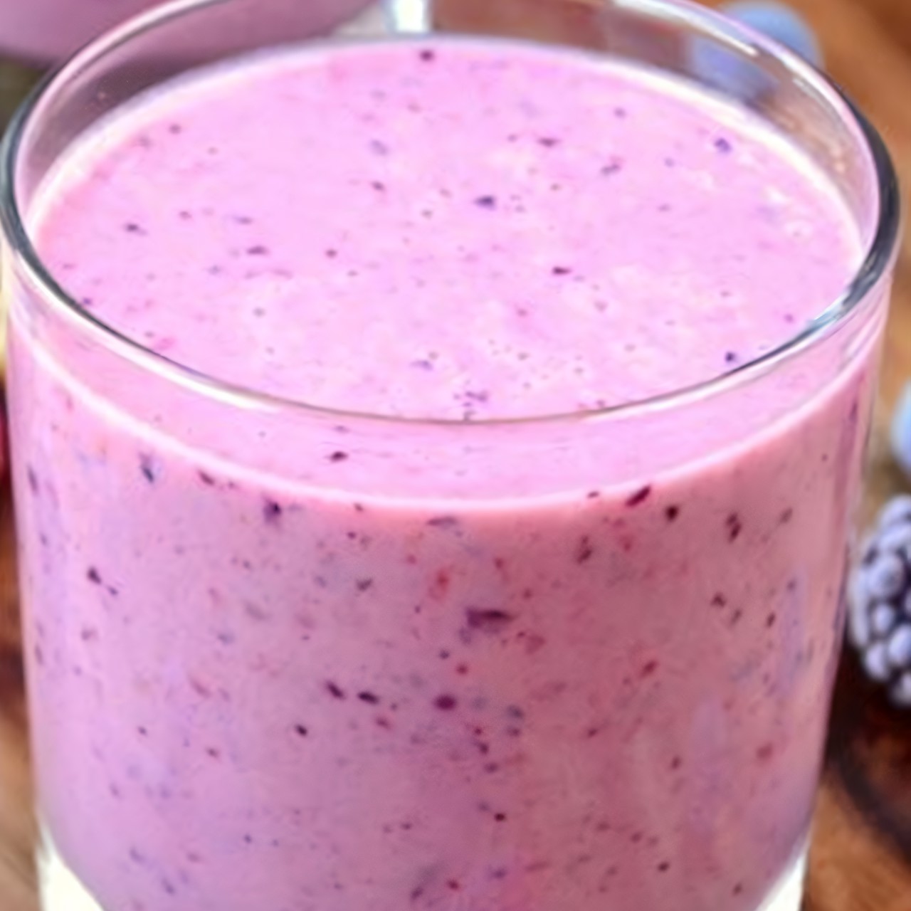 Смузи из сельдерея, черники, банана и лимонного сока