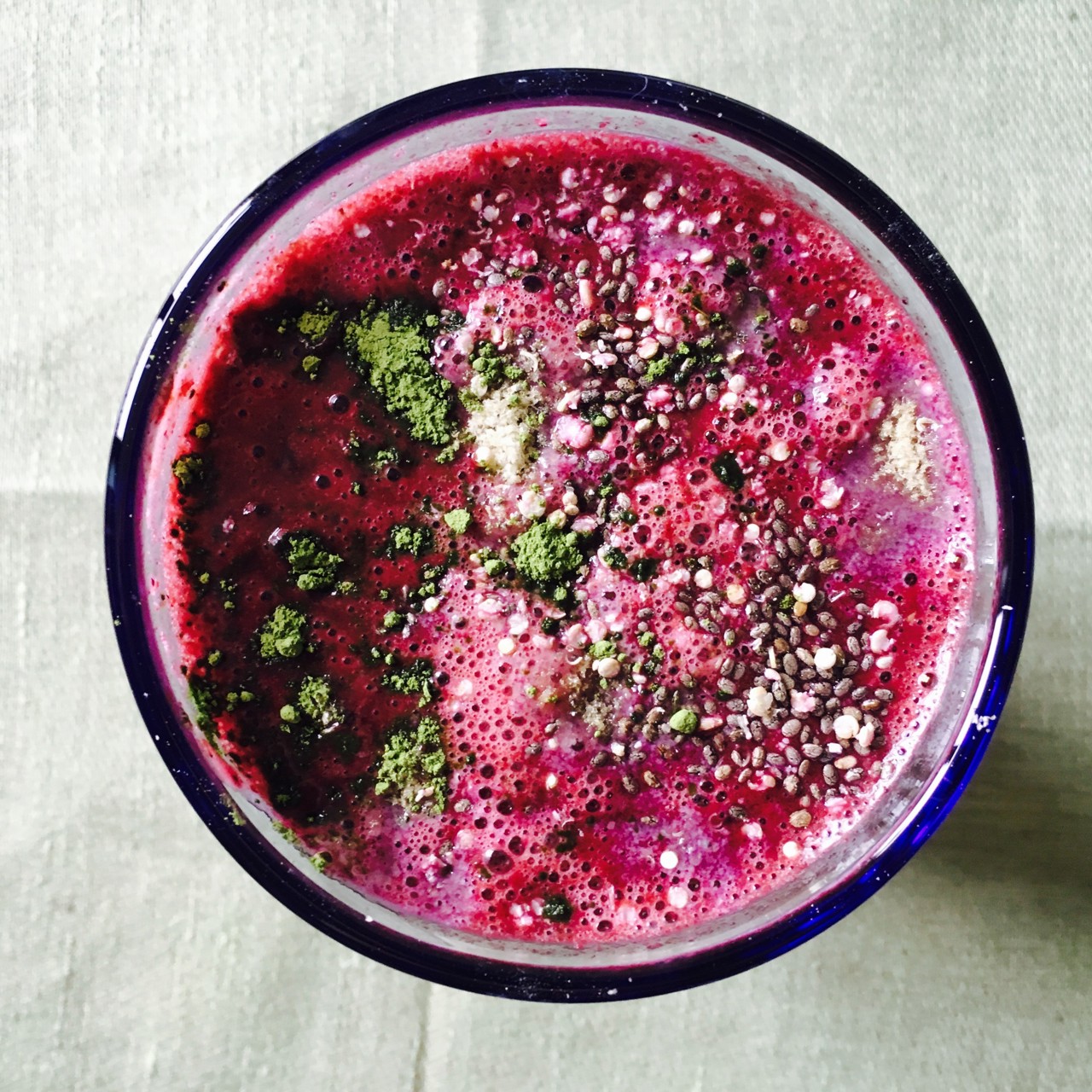 Смузи с черникой и бананом с добавлением чая матча