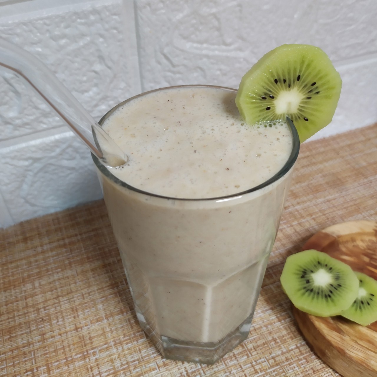 Смузи с киви, грушей и овсянкой
