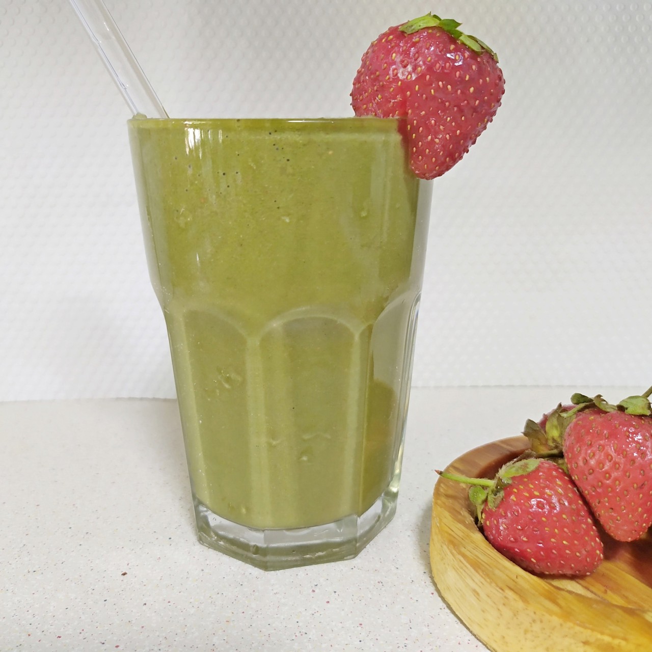 Смузи с клубникой, щавелем и грецким орехом