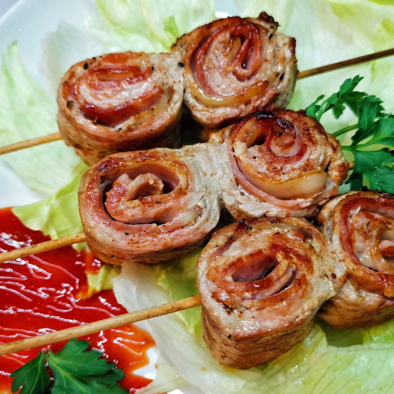 Сочная свиная вырезка с беконом