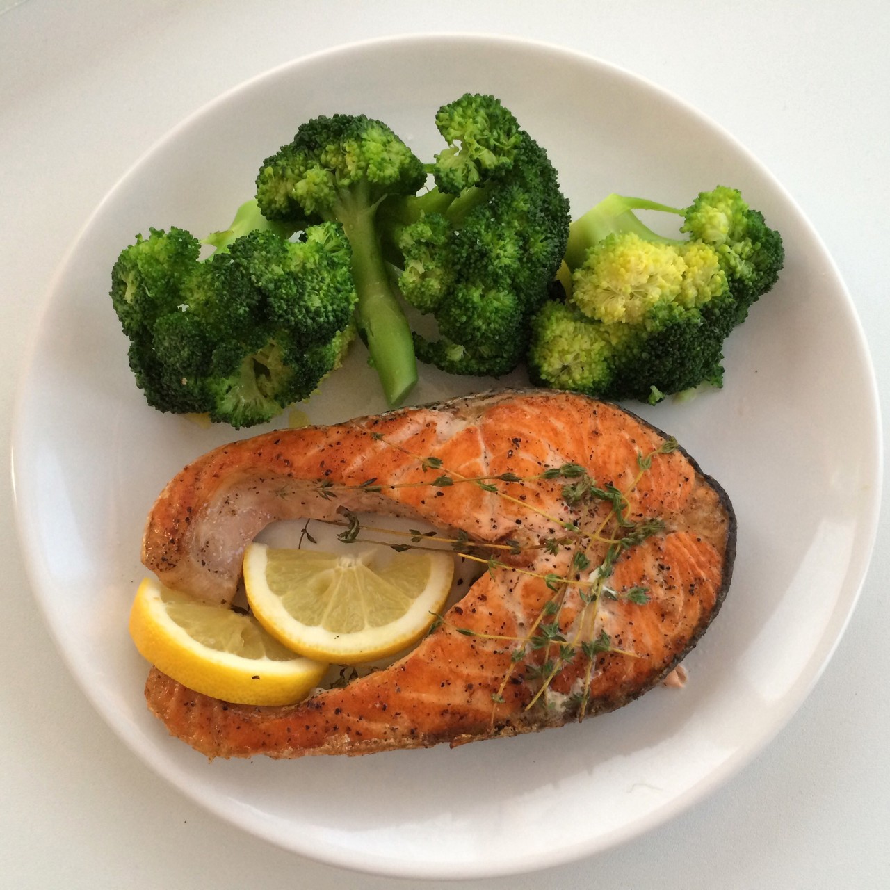 Сочный лососевый стейк с брокколи