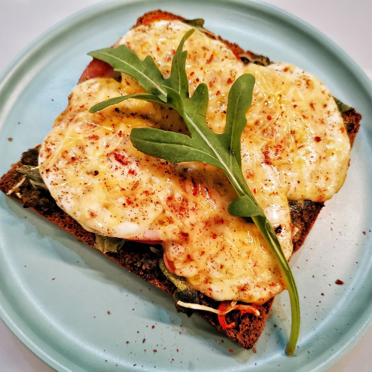 Сочный сэндвич с моцареллой и пармезаном