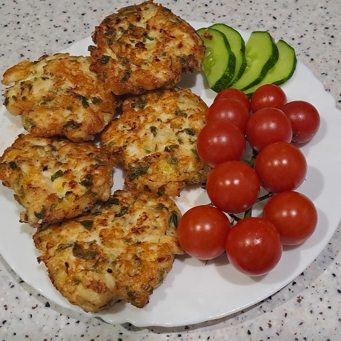 Сочные рубленые куриные котлеты с твердым сыром и зеленью