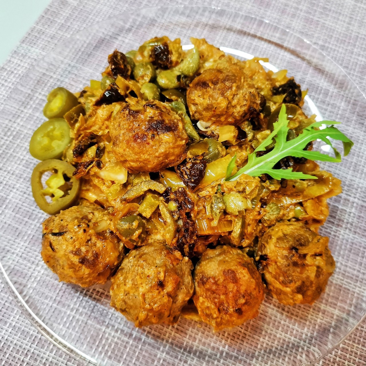 Солянка с каперсами и вялеными халапеньо