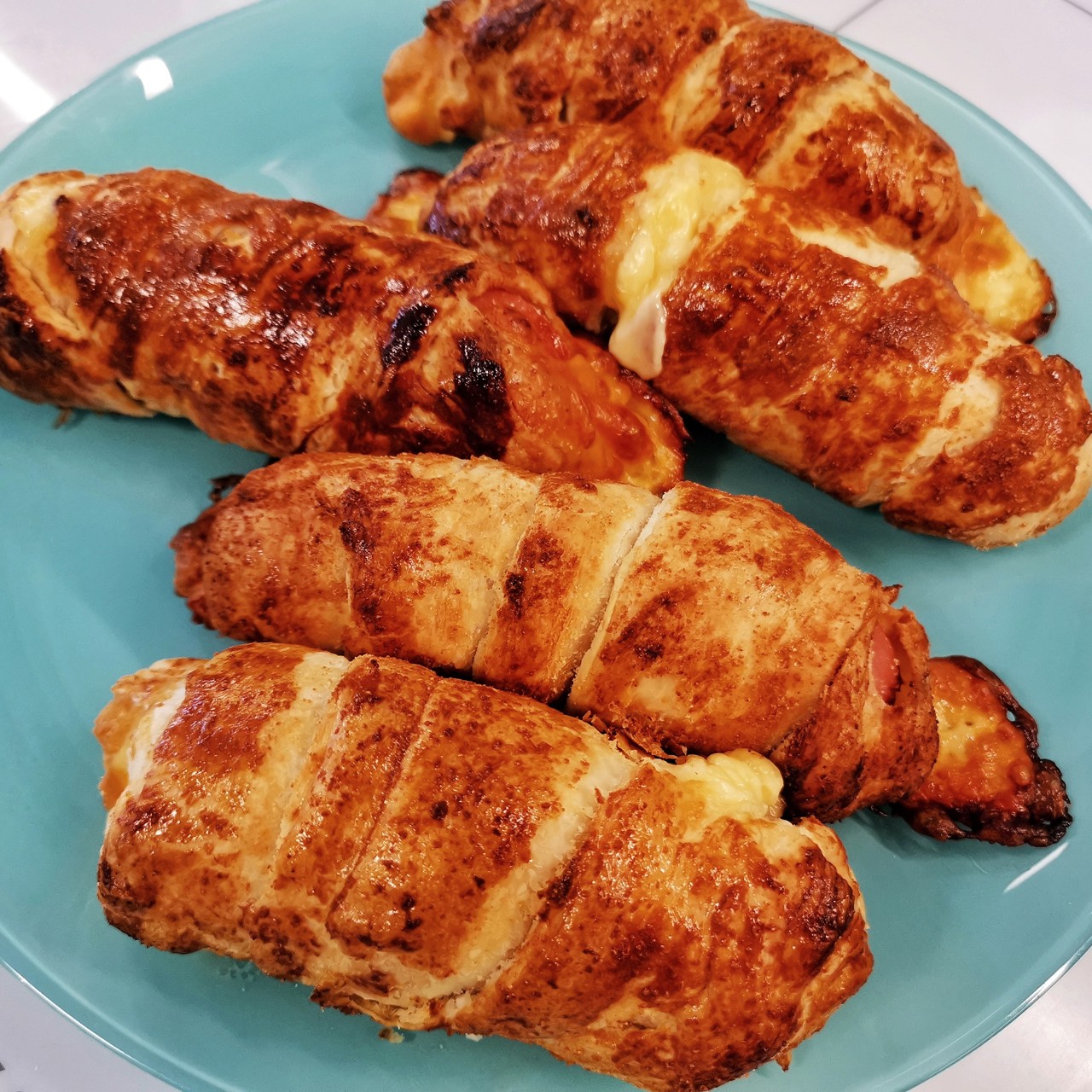 Сосиски c сыром в слоеном тесте