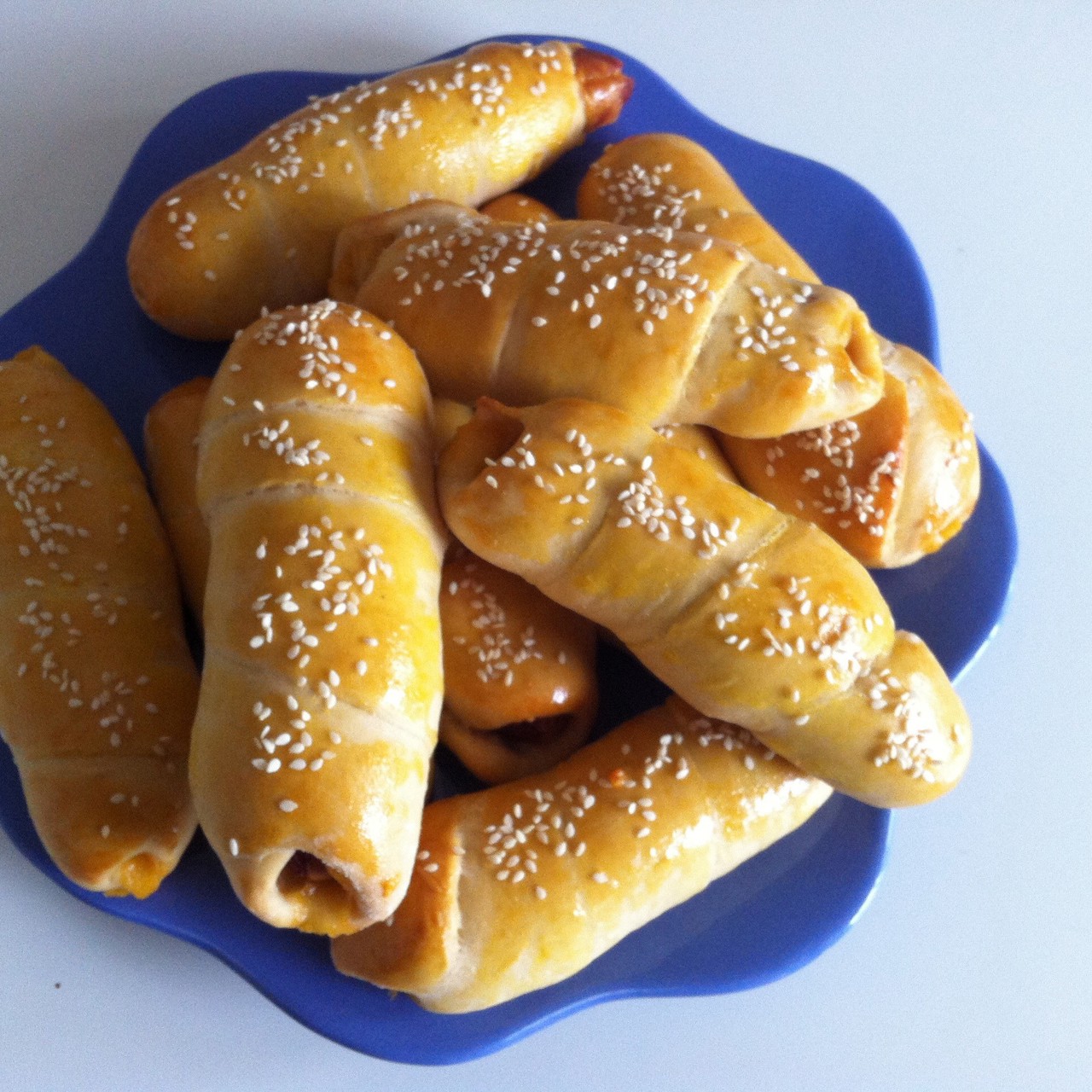 Сосиски с моцареллой в дрожжевом тесте