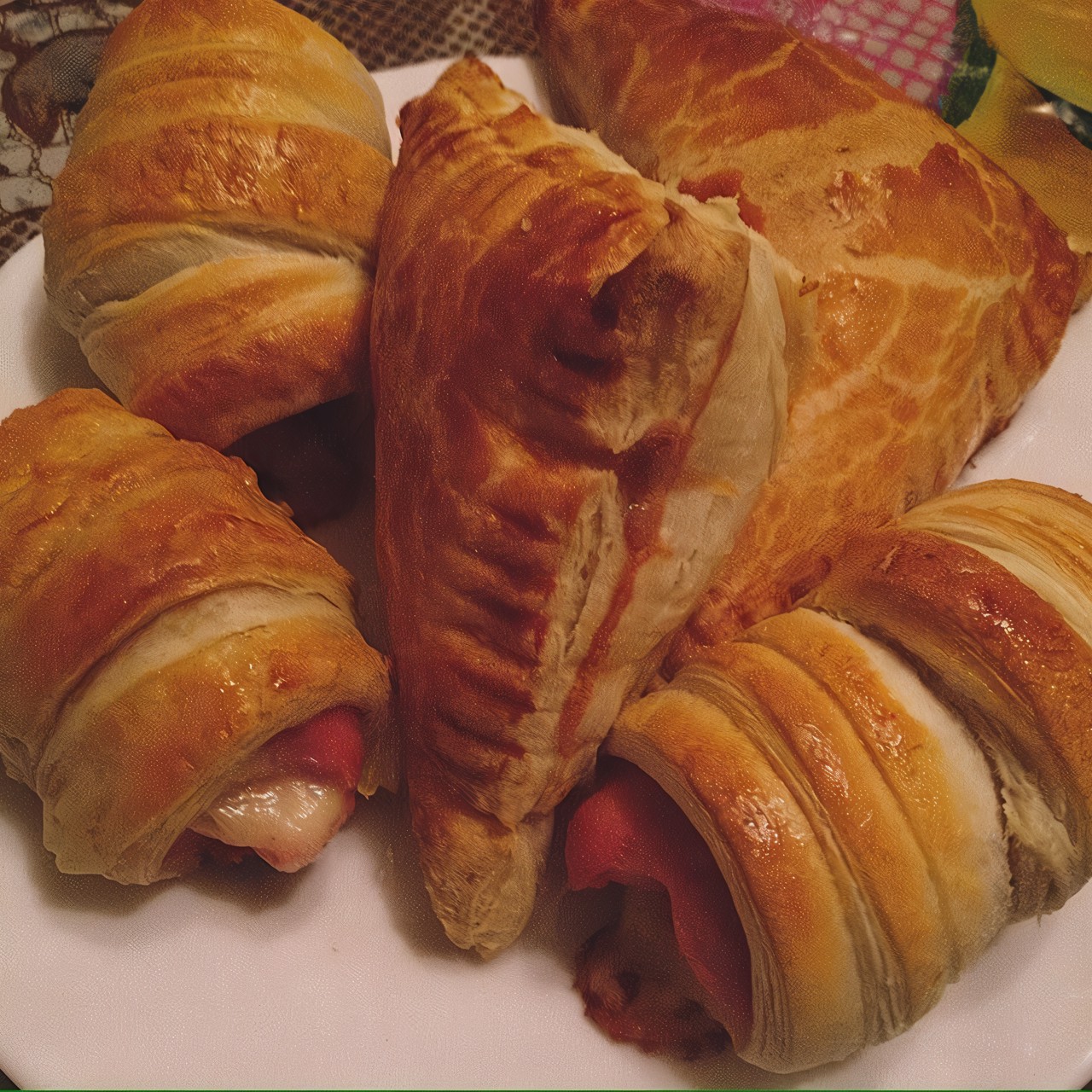 Сосиски с сыром в слоеном тесте