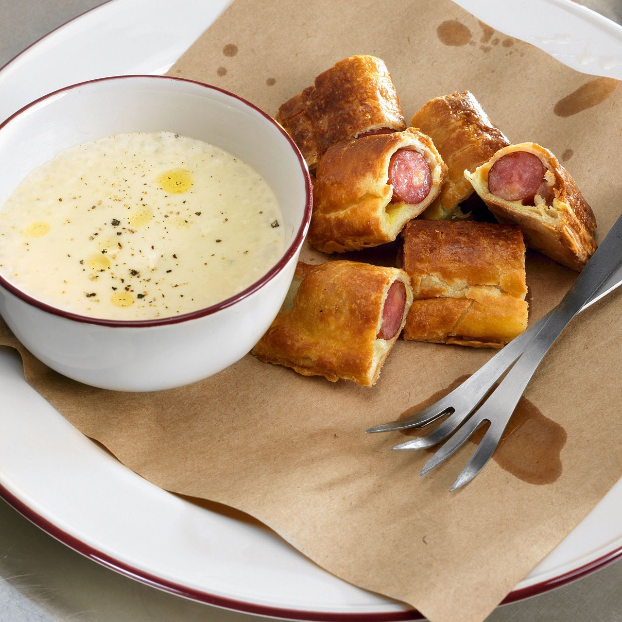 Сосиски в тесте с картофельным кремом