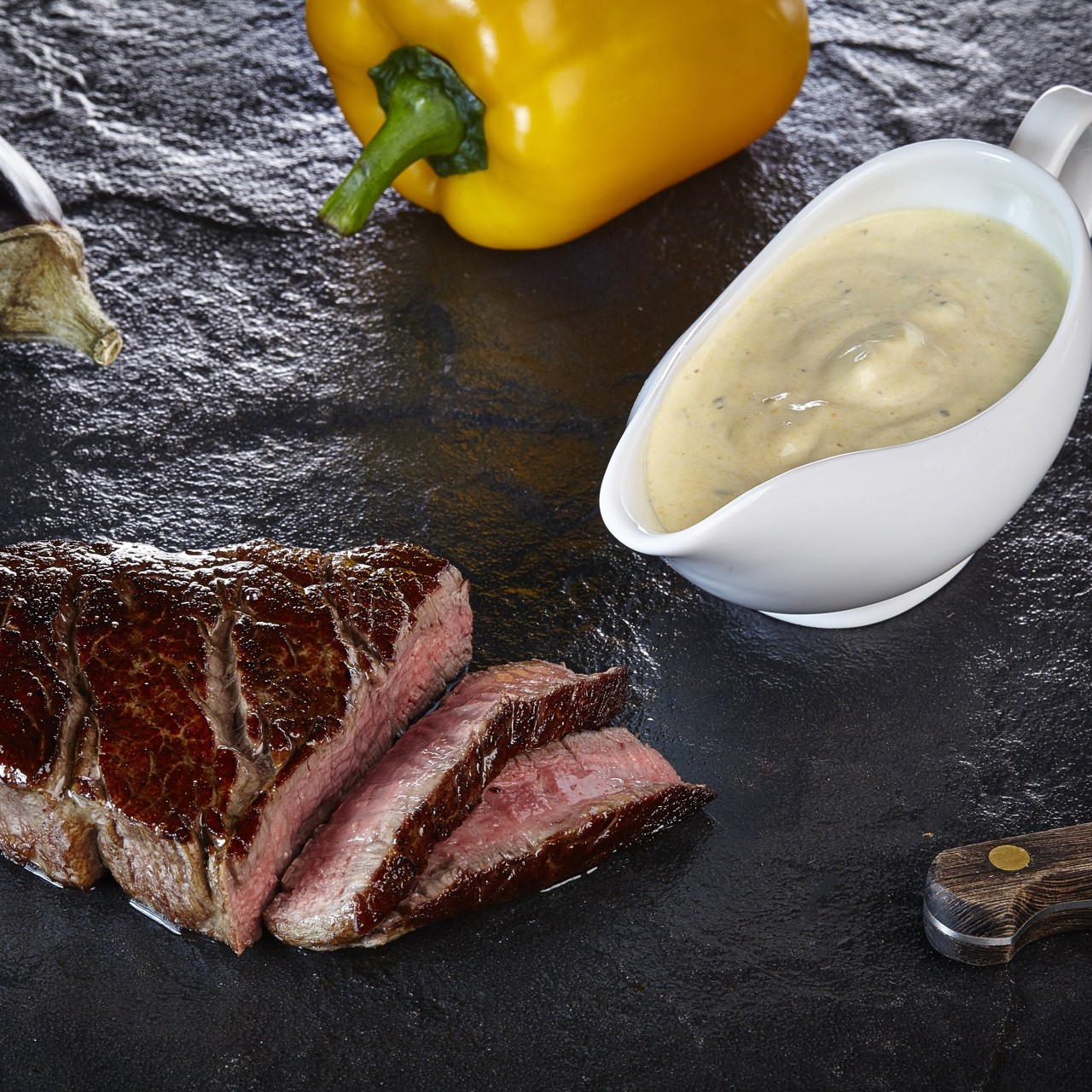 Соус из запеченного баклажана и перца для стейков