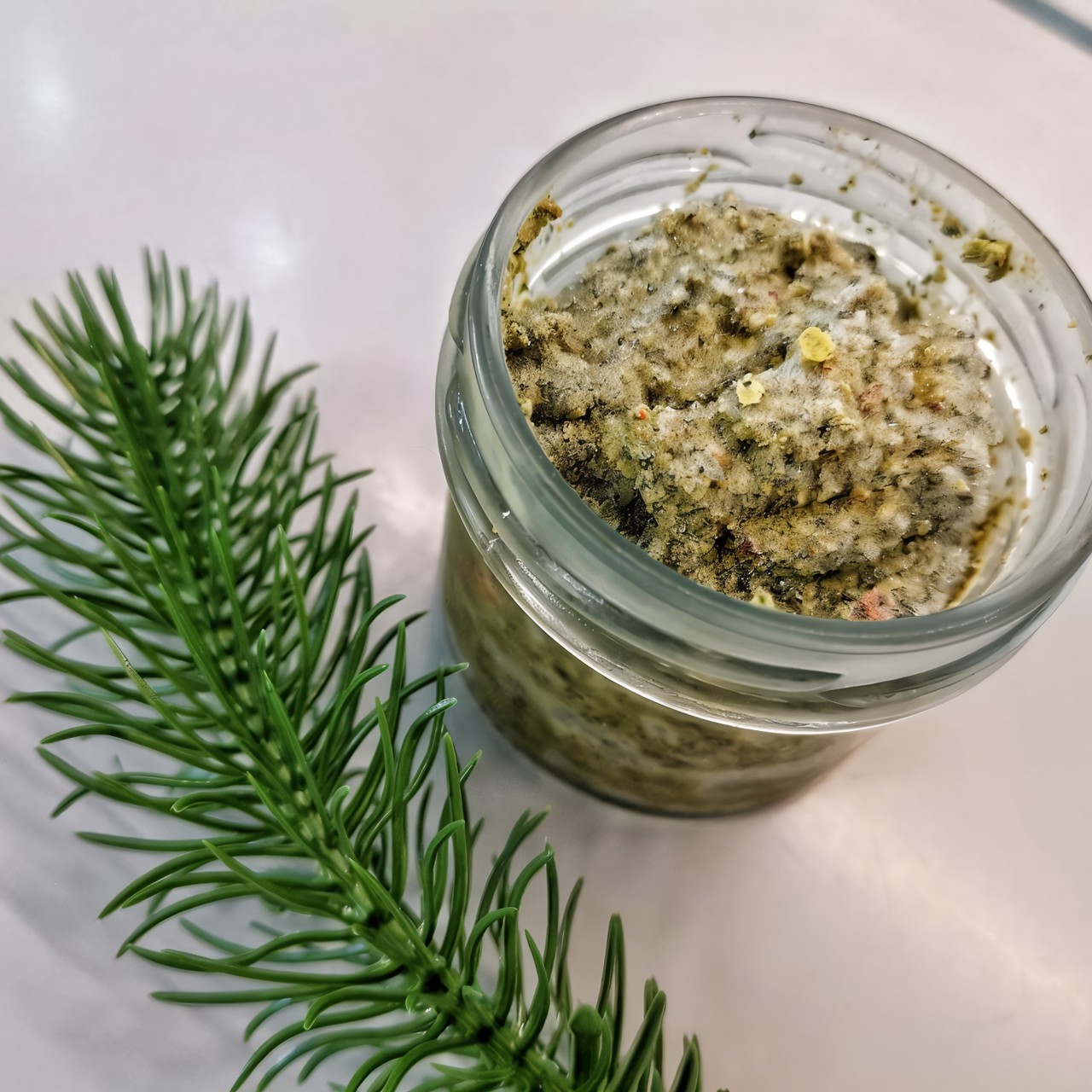 Соус песто из пряных трав с орехами