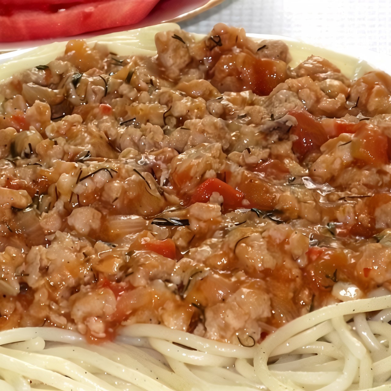 Спагетти под соусом болоньезе с итальянскими травами