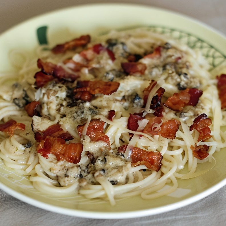 Спагетти с беконом и чесноком