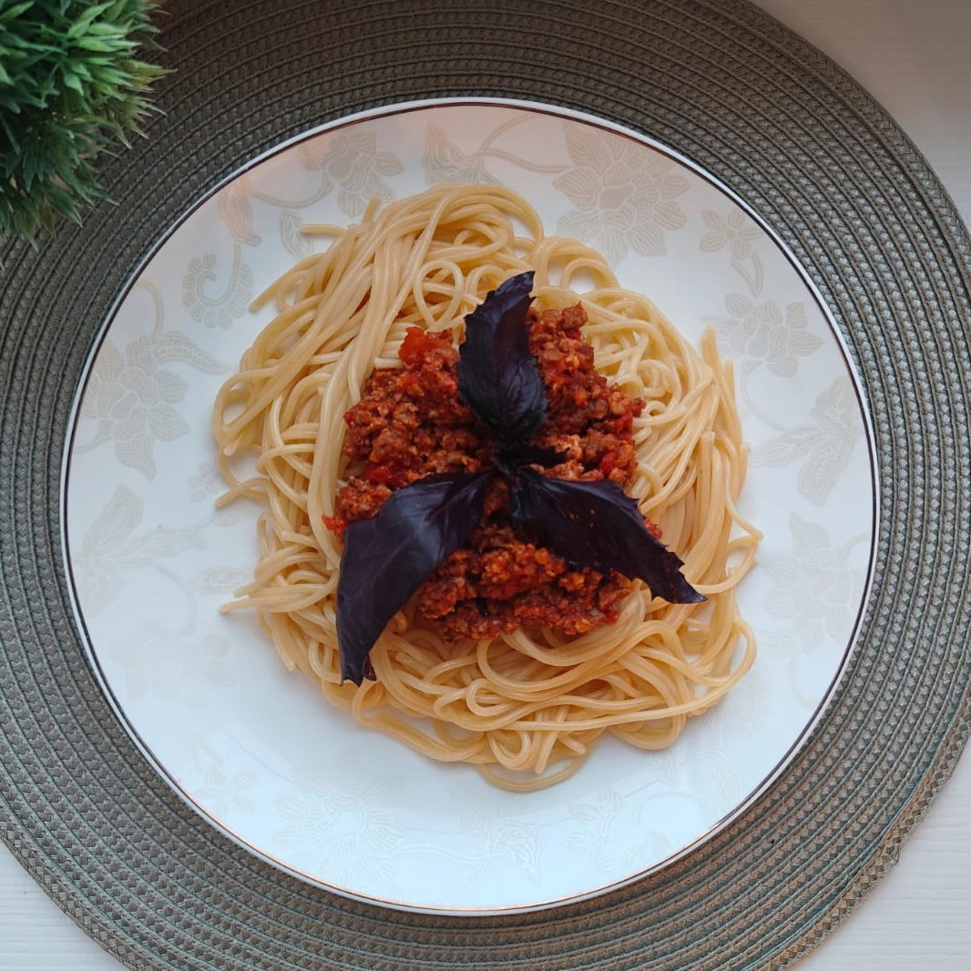 Спагетти с фаршем и томатным соусом