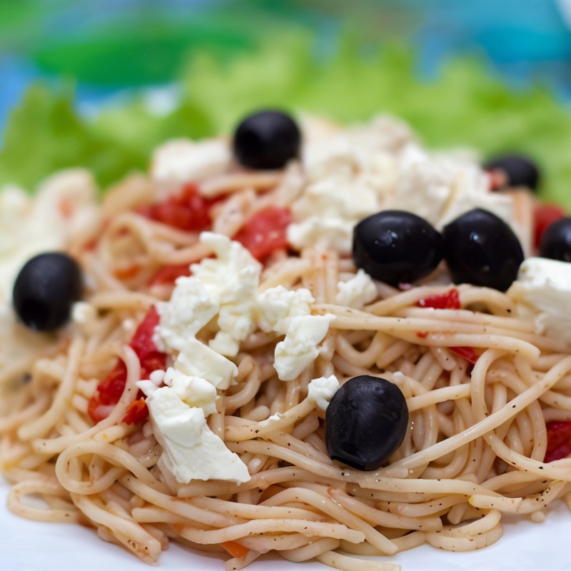 Спагетти с фетой и оливками