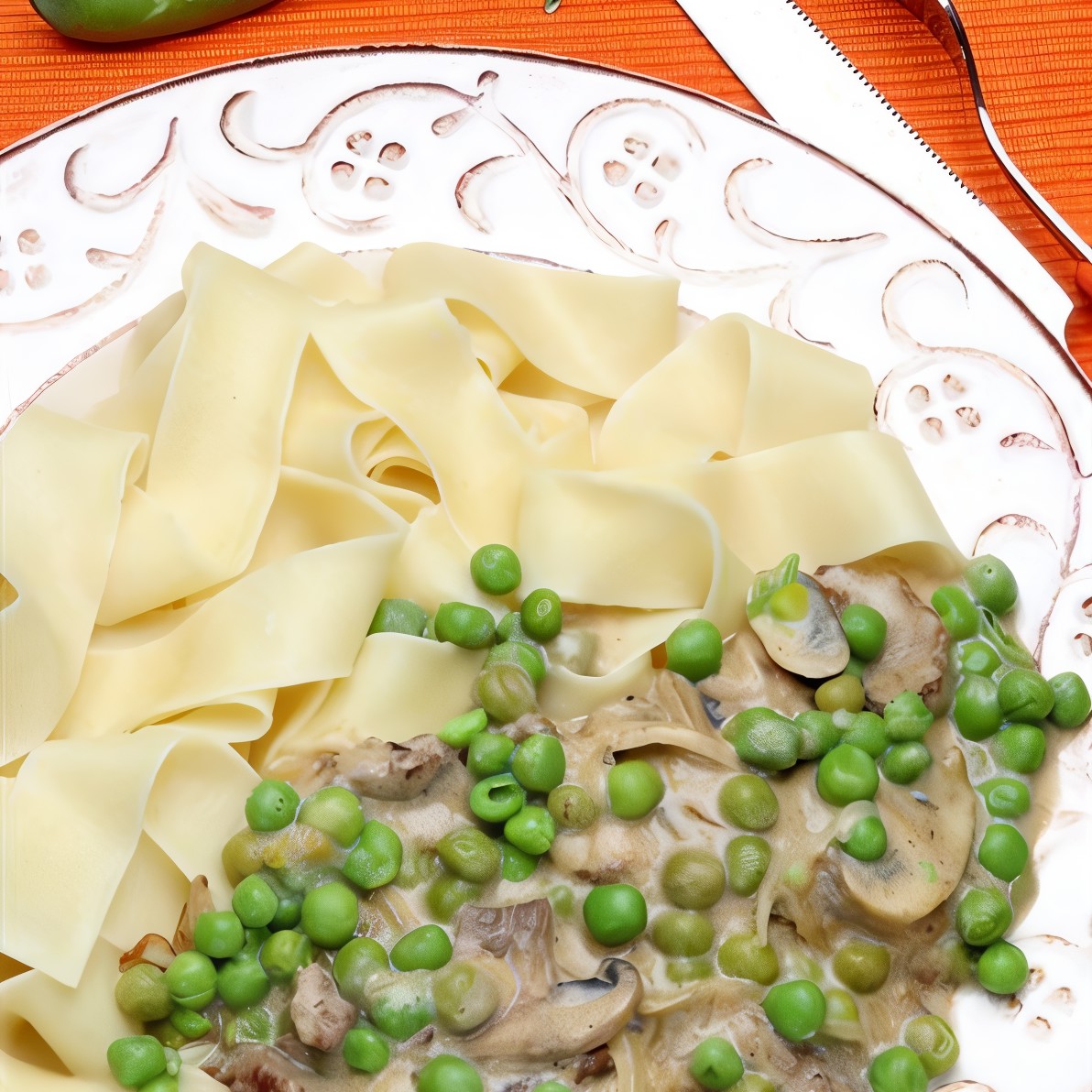 Спагетти с горошком и белыми грибами