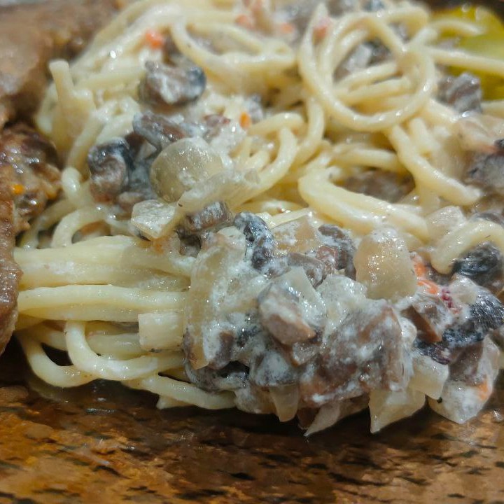 Спагетти со сливочно-грибным соусом