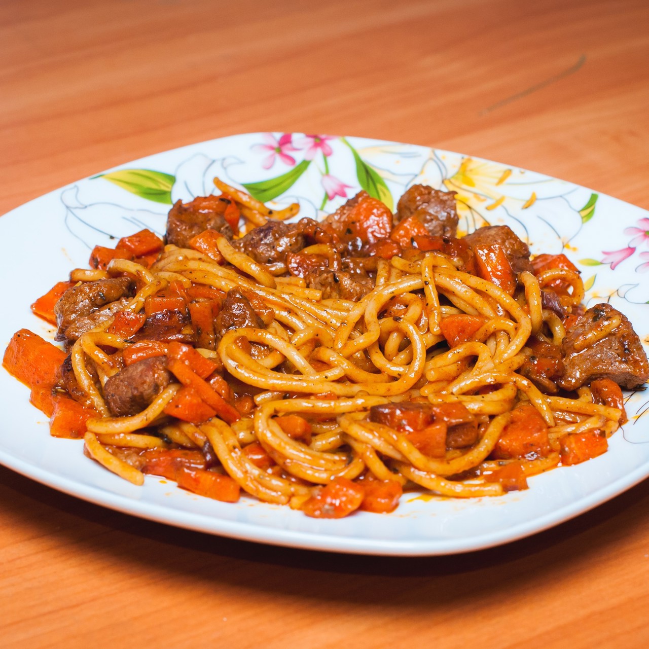 Спагетти со свининой в пряном соусе