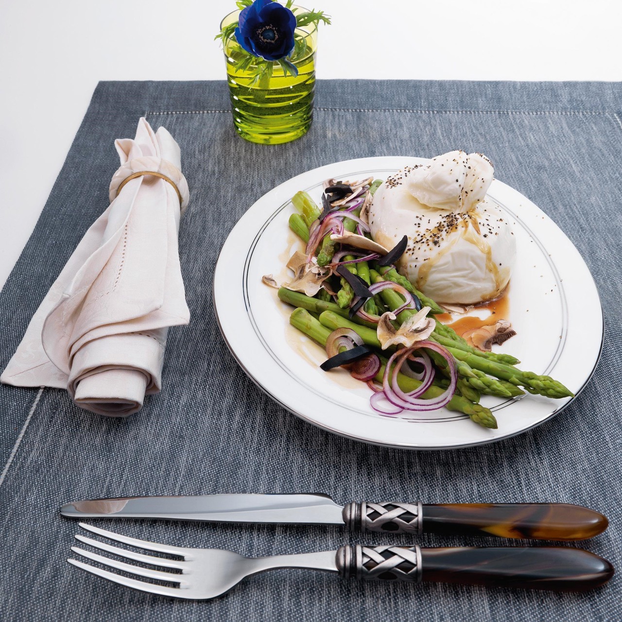 Спаржа с бурратой и соусом из хересного уксуса и меда