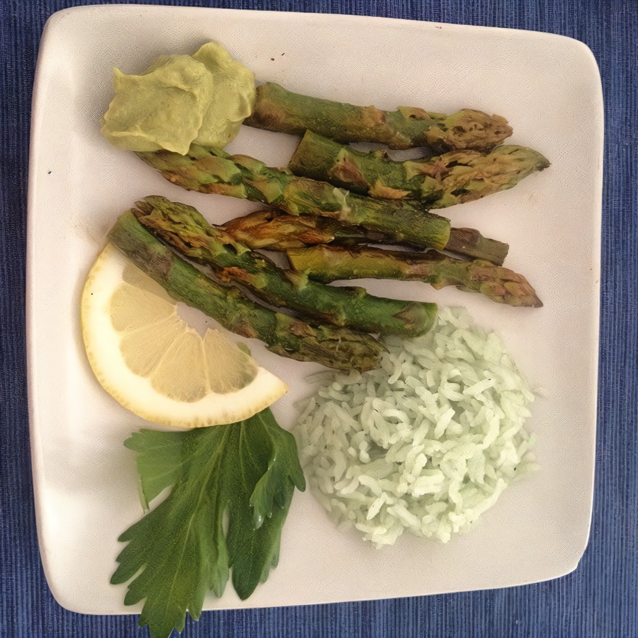 Спаржа со сливочным маслом и лимонным соком