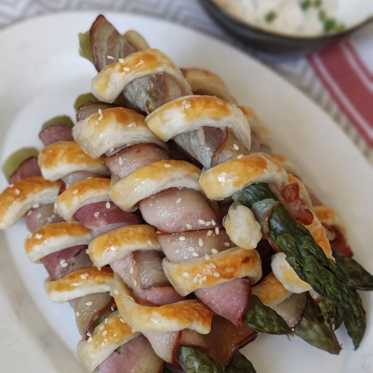 Спаржа в беконе и слоеном тесте