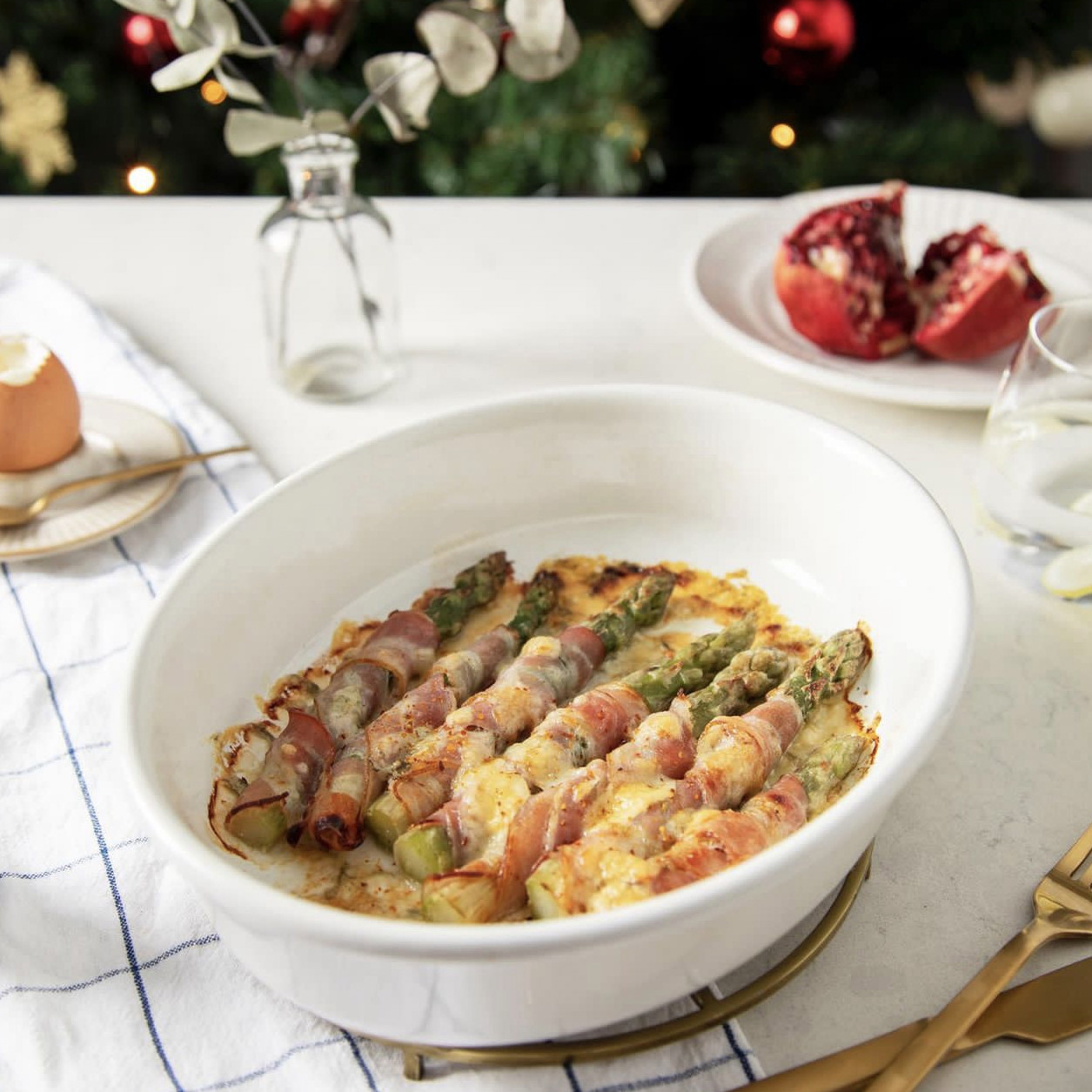 Спаржа в беконе с сыром дорблю