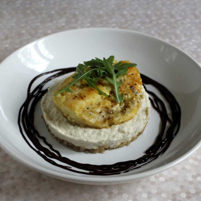 Спинка трески с брандадой, луком-пореем и шоколадным соусом