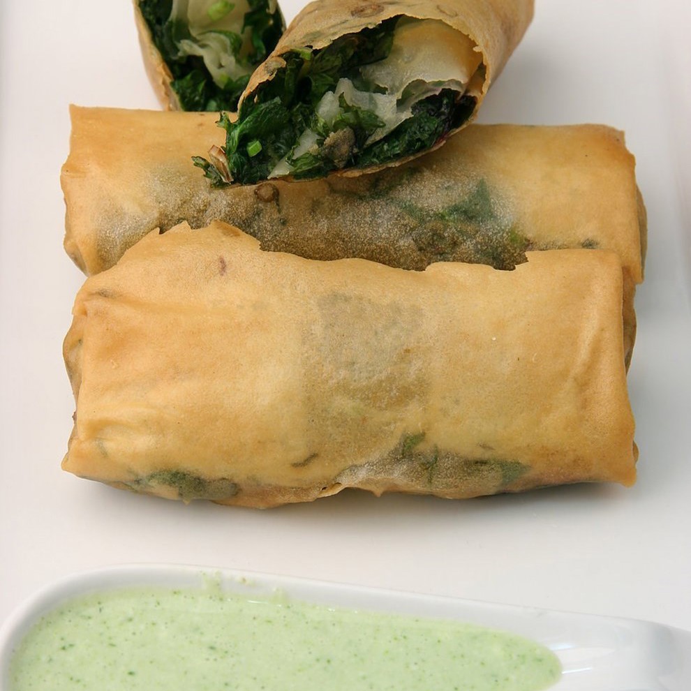 Спринг-ролл с пряными травами и йогуртовым соусом