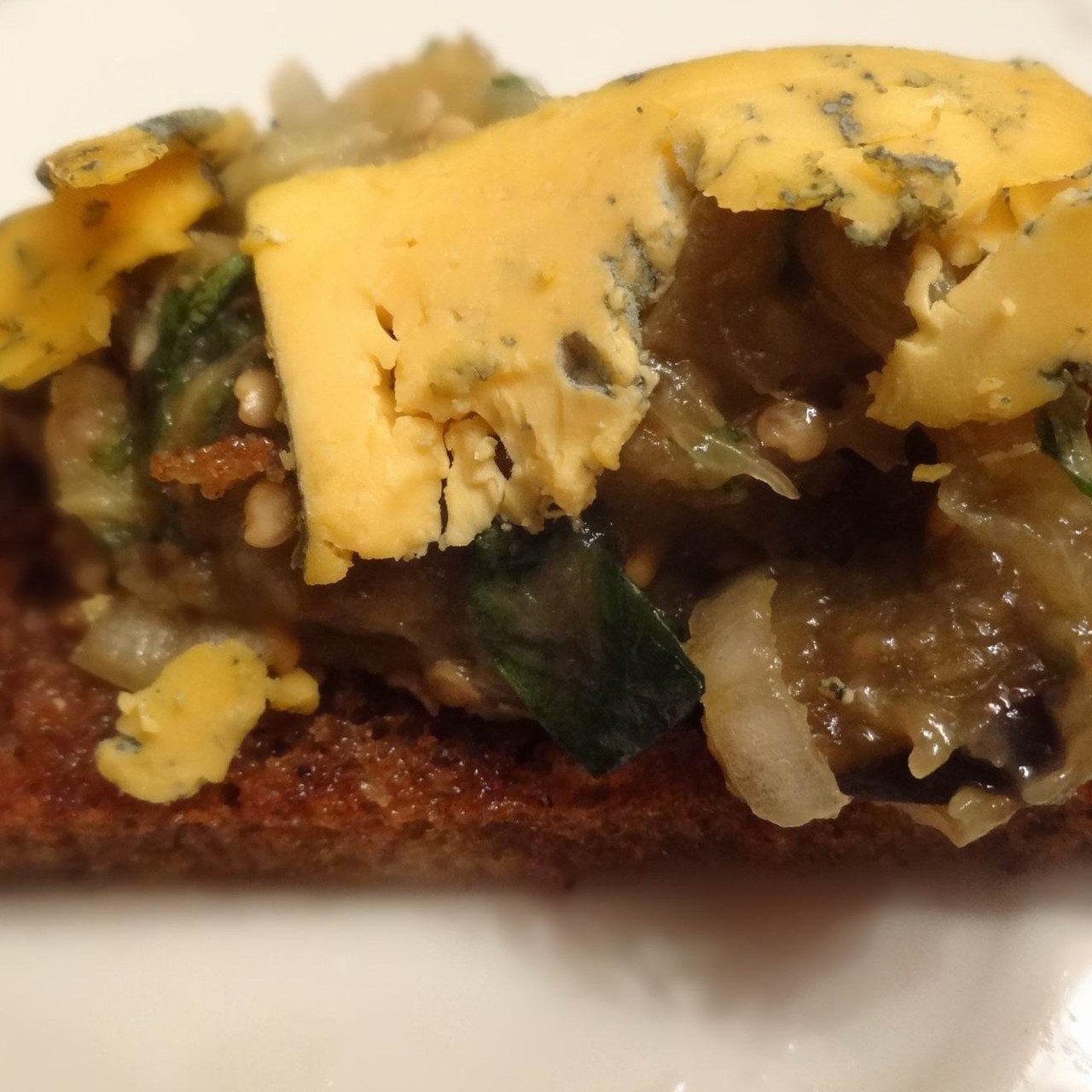 Средиземноморская баклажанная икра с сыром на тостах из черного хлеба