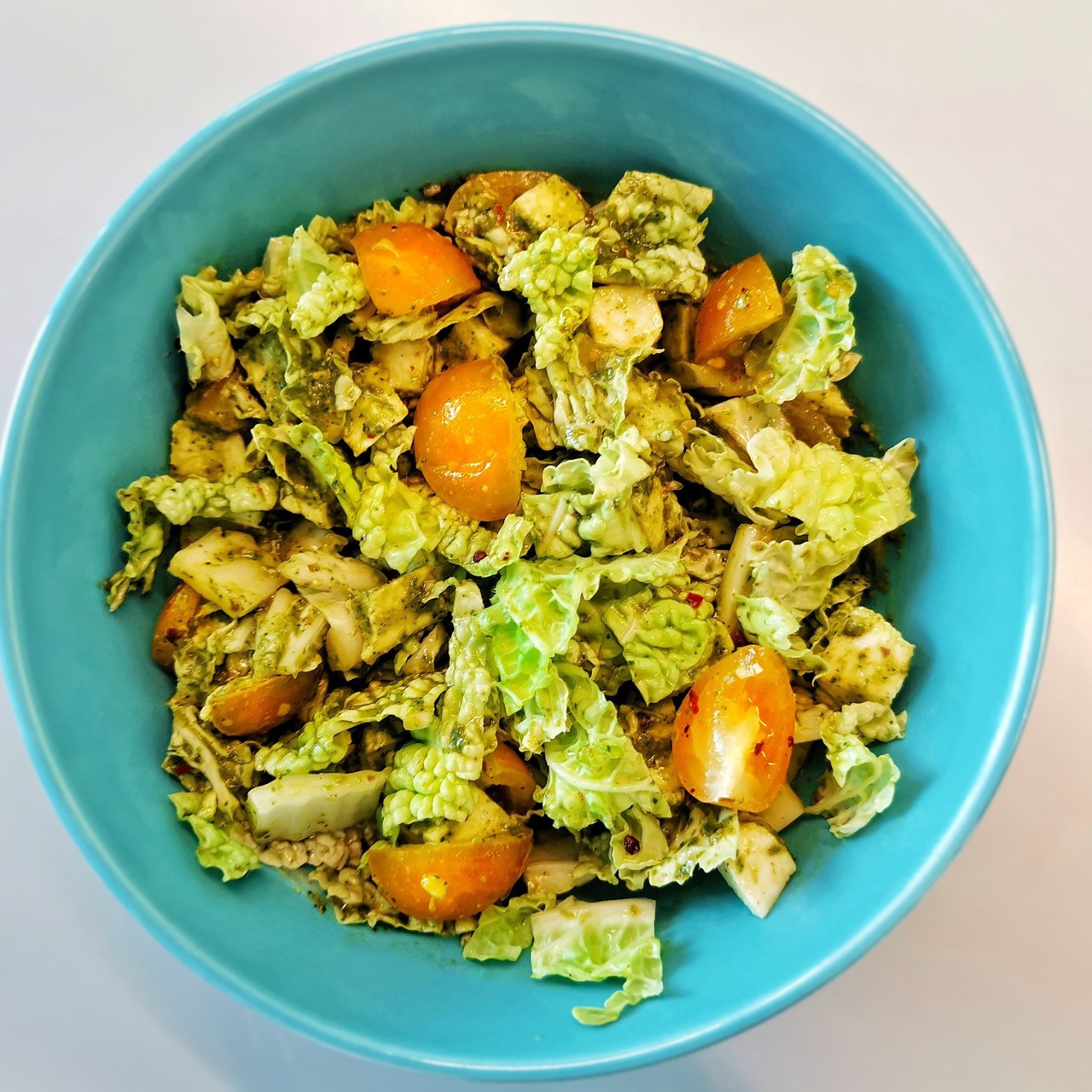 Средиземноморский салат с песто