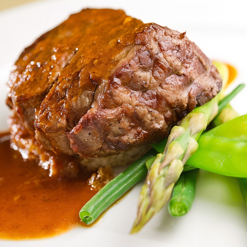 Стейк из говядины со спаржей и стручковой фасолью